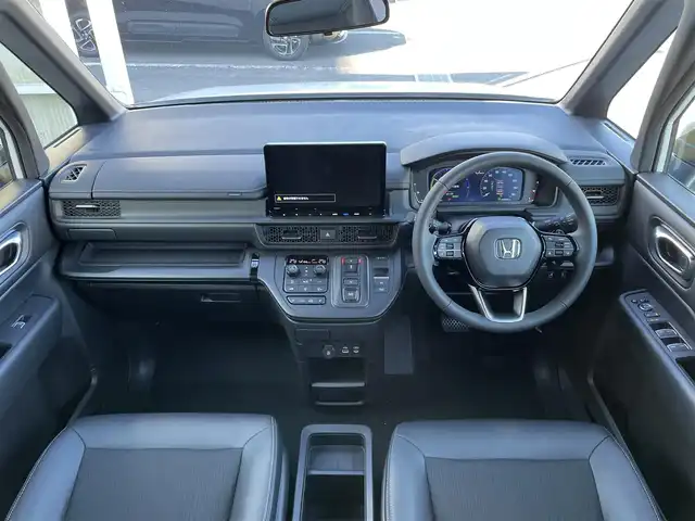 ホンダ ステップワゴン スパーダ eHEV 東京都 2025(令7)年 0.1千km プラチナホワイトパール 純正11インチナビ（LXM-247VFLi）/AM/FM/CD/DVD/SD/USB/Bluetooth/フルセグTV/AppleCarPlay/AndoroidoAuto/HondaSENSING/・衝突軽減ブレーキ（CMBS）/・先行車発進お知らせ機能/・歩行者事故低減ステアリング/・路外逸脱抑制機能/・標識認識機能/・渋滞追従機能付アダプティブクルーズコントロール（ACC）/・車線維持支援システム（LKAS）/・トラフィックジャムアシスト（渋滞運転支援機能）/・ブラインドスポットインフォメーション/・誤発進抑制機能/・後方誤発進抑制機能/・近距離衝突軽減ブレーキ/・急アクセル抑制機能/・パーキングセンサーシステム/・オートハイビーム/両側パワースライドドア/バックカメラ/パワーテールゲート/ハーフレザーシート（ファブリック×合皮）/シートヒーター（運転席＆助手席）/２列目オットマン/3列目分割床下格納シート/スパーダ専用１６インチAW/プッシュスタート/スマートキー/パドルシフト/電子パーキングブレーキ/BLAKE HOLD/フルLEDヘッドライト〈デイタイムランニングランプ付〉/LEDアクティブコーナリングライト/LEDシーケンシャルターンシグナルランプ