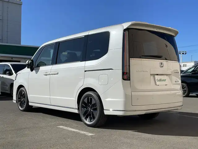 ホンダ ステップワゴン スパーダ eHEV 東京都 2025(令7)年 0.1千km プラチナホワイトパール 純正11インチナビ（LXM-247VFLi）/AM/FM/CD/DVD/SD/USB/Bluetooth/フルセグTV/AppleCarPlay/AndoroidoAuto/HondaSENSING/・衝突軽減ブレーキ（CMBS）/・先行車発進お知らせ機能/・歩行者事故低減ステアリング/・路外逸脱抑制機能/・標識認識機能/・渋滞追従機能付アダプティブクルーズコントロール（ACC）/・車線維持支援システム（LKAS）/・トラフィックジャムアシスト（渋滞運転支援機能）/・ブラインドスポットインフォメーション/・誤発進抑制機能/・後方誤発進抑制機能/・近距離衝突軽減ブレーキ/・急アクセル抑制機能/・パーキングセンサーシステム/・オートハイビーム/両側パワースライドドア/バックカメラ/パワーテールゲート/ハーフレザーシート（ファブリック×合皮）/シートヒーター（運転席＆助手席）/２列目オットマン/3列目分割床下格納シート/スパーダ専用１６インチAW/プッシュスタート/スマートキー/パドルシフト/電子パーキングブレーキ/BLAKE HOLD/フルLEDヘッドライト〈デイタイムランニングランプ付〉/LEDアクティブコーナリングライト/LEDシーケンシャルターンシグナルランプ