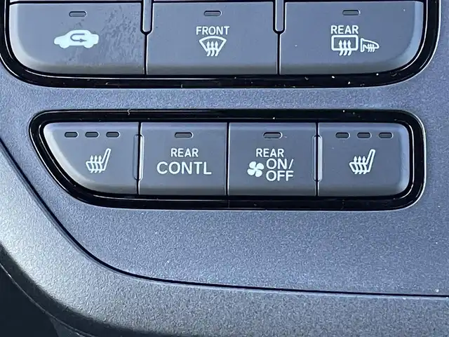 ホンダ ステップワゴン スパーダ eHEV 東京都 2025(令7)年 0.1千km プラチナホワイトパール 純正11インチナビ（LXM-247VFLi）/AM/FM/CD/DVD/SD/USB/Bluetooth/フルセグTV/AppleCarPlay/AndoroidoAuto/HondaSENSING/・衝突軽減ブレーキ（CMBS）/・先行車発進お知らせ機能/・歩行者事故低減ステアリング/・路外逸脱抑制機能/・標識認識機能/・渋滞追従機能付アダプティブクルーズコントロール（ACC）/・車線維持支援システム（LKAS）/・トラフィックジャムアシスト（渋滞運転支援機能）/・ブラインドスポットインフォメーション/・誤発進抑制機能/・後方誤発進抑制機能/・近距離衝突軽減ブレーキ/・急アクセル抑制機能/・パーキングセンサーシステム/・オートハイビーム/両側パワースライドドア/バックカメラ/パワーテールゲート/ハーフレザーシート（ファブリック×合皮）/シートヒーター（運転席＆助手席）/２列目オットマン/3列目分割床下格納シート/スパーダ専用１６インチAW/プッシュスタート/スマートキー/パドルシフト/電子パーキングブレーキ/BLAKE HOLD/フルLEDヘッドライト〈デイタイムランニングランプ付〉/LEDアクティブコーナリングライト/LEDシーケンシャルターンシグナルランプ