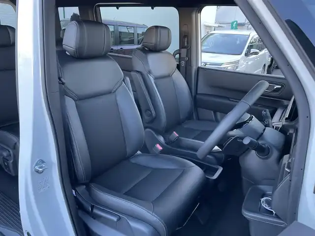 ホンダ ステップワゴン スパーダ eHEV 東京都 2025(令7)年 0.1千km プラチナホワイトパール 純正11インチナビ（LXM-247VFLi）/AM/FM/CD/DVD/SD/USB/Bluetooth/フルセグTV/AppleCarPlay/AndoroidoAuto/HondaSENSING/・衝突軽減ブレーキ（CMBS）/・先行車発進お知らせ機能/・歩行者事故低減ステアリング/・路外逸脱抑制機能/・標識認識機能/・渋滞追従機能付アダプティブクルーズコントロール（ACC）/・車線維持支援システム（LKAS）/・トラフィックジャムアシスト（渋滞運転支援機能）/・ブラインドスポットインフォメーション/・誤発進抑制機能/・後方誤発進抑制機能/・近距離衝突軽減ブレーキ/・急アクセル抑制機能/・パーキングセンサーシステム/・オートハイビーム/両側パワースライドドア/バックカメラ/パワーテールゲート/ハーフレザーシート（ファブリック×合皮）/シートヒーター（運転席＆助手席）/２列目オットマン/3列目分割床下格納シート/スパーダ専用１６インチAW/プッシュスタート/スマートキー/パドルシフト/電子パーキングブレーキ/BLAKE HOLD/フルLEDヘッドライト〈デイタイムランニングランプ付〉/LEDアクティブコーナリングライト/LEDシーケンシャルターンシグナルランプ