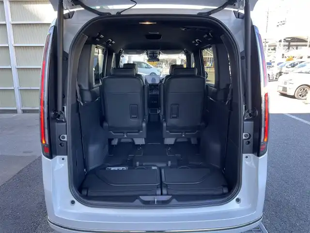 ホンダ ステップワゴン スパーダ eHEV 東京都 2025(令7)年 0.1千km プラチナホワイトパール 純正11インチナビ（LXM-247VFLi）/AM/FM/CD/DVD/SD/USB/Bluetooth/フルセグTV/AppleCarPlay/AndoroidoAuto/HondaSENSING/・衝突軽減ブレーキ（CMBS）/・先行車発進お知らせ機能/・歩行者事故低減ステアリング/・路外逸脱抑制機能/・標識認識機能/・渋滞追従機能付アダプティブクルーズコントロール（ACC）/・車線維持支援システム（LKAS）/・トラフィックジャムアシスト（渋滞運転支援機能）/・ブラインドスポットインフォメーション/・誤発進抑制機能/・後方誤発進抑制機能/・近距離衝突軽減ブレーキ/・急アクセル抑制機能/・パーキングセンサーシステム/・オートハイビーム/両側パワースライドドア/バックカメラ/パワーテールゲート/ハーフレザーシート（ファブリック×合皮）/シートヒーター（運転席＆助手席）/２列目オットマン/3列目分割床下格納シート/スパーダ専用１６インチAW/プッシュスタート/スマートキー/パドルシフト/電子パーキングブレーキ/BLAKE HOLD/フルLEDヘッドライト〈デイタイムランニングランプ付〉/LEDアクティブコーナリングライト/LEDシーケンシャルターンシグナルランプ