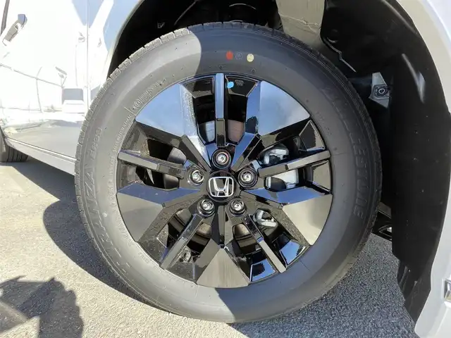 ホンダ ステップワゴン スパーダ eHEV 東京都 2025(令7)年 0.1千km プラチナホワイトパール 純正11インチナビ（LXM-247VFLi）/AM/FM/CD/DVD/SD/USB/Bluetooth/フルセグTV/AppleCarPlay/AndoroidoAuto/HondaSENSING/・衝突軽減ブレーキ（CMBS）/・先行車発進お知らせ機能/・歩行者事故低減ステアリング/・路外逸脱抑制機能/・標識認識機能/・渋滞追従機能付アダプティブクルーズコントロール（ACC）/・車線維持支援システム（LKAS）/・トラフィックジャムアシスト（渋滞運転支援機能）/・ブラインドスポットインフォメーション/・誤発進抑制機能/・後方誤発進抑制機能/・近距離衝突軽減ブレーキ/・急アクセル抑制機能/・パーキングセンサーシステム/・オートハイビーム/両側パワースライドドア/バックカメラ/パワーテールゲート/ハーフレザーシート（ファブリック×合皮）/シートヒーター（運転席＆助手席）/２列目オットマン/3列目分割床下格納シート/スパーダ専用１６インチAW/プッシュスタート/スマートキー/パドルシフト/電子パーキングブレーキ/BLAKE HOLD/フルLEDヘッドライト〈デイタイムランニングランプ付〉/LEDアクティブコーナリングライト/LEDシーケンシャルターンシグナルランプ