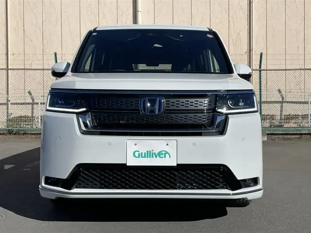 ホンダ ステップワゴン スパーダ eHEV 東京都 2025(令7)年 0.1千km プラチナホワイトパール 純正11インチナビ（LXM-247VFLi）/AM/FM/CD/DVD/SD/USB/Bluetooth/フルセグTV/AppleCarPlay/AndoroidoAuto/HondaSENSING/・衝突軽減ブレーキ（CMBS）/・先行車発進お知らせ機能/・歩行者事故低減ステアリング/・路外逸脱抑制機能/・標識認識機能/・渋滞追従機能付アダプティブクルーズコントロール（ACC）/・車線維持支援システム（LKAS）/・トラフィックジャムアシスト（渋滞運転支援機能）/・ブラインドスポットインフォメーション/・誤発進抑制機能/・後方誤発進抑制機能/・近距離衝突軽減ブレーキ/・急アクセル抑制機能/・パーキングセンサーシステム/・オートハイビーム/両側パワースライドドア/バックカメラ/パワーテールゲート/ハーフレザーシート（ファブリック×合皮）/シートヒーター（運転席＆助手席）/２列目オットマン/3列目分割床下格納シート/スパーダ専用１６インチAW/プッシュスタート/スマートキー/パドルシフト/電子パーキングブレーキ/BLAKE HOLD/フルLEDヘッドライト〈デイタイムランニングランプ付〉/LEDアクティブコーナリングライト/LEDシーケンシャルターンシグナルランプ