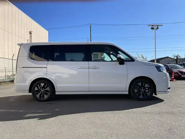 ホンダ ステップワゴン スパーダ eHEV 東京都 2025(令7)年 0.1千km プラチナホワイトパール 純正11インチナビ（LXM-247VFLi）/AM/FM/CD/DVD/SD/USB/Bluetooth/フルセグTV/AppleCarPlay/AndoroidoAuto/HondaSENSING/・衝突軽減ブレーキ（CMBS）/・先行車発進お知らせ機能/・歩行者事故低減ステアリング/・路外逸脱抑制機能/・標識認識機能/・渋滞追従機能付アダプティブクルーズコントロール（ACC）/・車線維持支援システム（LKAS）/・トラフィックジャムアシスト（渋滞運転支援機能）/・ブラインドスポットインフォメーション/・誤発進抑制機能/・後方誤発進抑制機能/・近距離衝突軽減ブレーキ/・急アクセル抑制機能/・パーキングセンサーシステム/・オートハイビーム/両側パワースライドドア/バックカメラ/パワーテールゲート/ハーフレザーシート（ファブリック×合皮）/シートヒーター（運転席＆助手席）/２列目オットマン/3列目分割床下格納シート/スパーダ専用１６インチAW/プッシュスタート/スマートキー/パドルシフト/電子パーキングブレーキ/BLAKE HOLD/フルLEDヘッドライト〈デイタイムランニングランプ付〉/LEDアクティブコーナリングライト/LEDシーケンシャルターンシグナルランプ