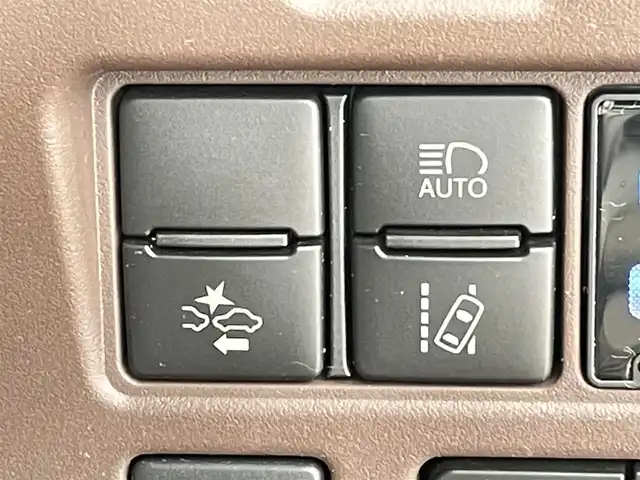 トヨタ エスクァイア ハイブリッド Gi プレミアムパッケージ 千葉県 2017(平29)年 6.2万km ホワイトパールクリスタルシャイン 禁煙車/トヨタセーフティセンス/・プリクラッシュセーフティ/・レーントレーシングアシスト/・クルーズコントロール/・オートマチックハイビーム/・レーンディパーチャーアラート/・プロアクティブドライビングアシスト/・緊急時操舵支援/両側パワースライドドア/フリップダウンモニター/純正10インチナビ/CD/DVD/Bluetooth/フルセグ/バックカメラ/クルーズコントロール/LEDオートライト/ハーフレザーシート/シートヒーター/純正15インチアルミホイール/純正フロアマット/USBポート/プッシュスタート/スマートキー