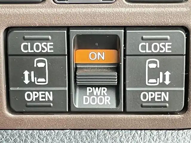 トヨタ エスクァイア ハイブリッド Gi プレミアムパッケージ 千葉県 2017(平29)年 6.2万km ホワイトパールクリスタルシャイン 禁煙車/トヨタセーフティセンス/・プリクラッシュセーフティ/・レーントレーシングアシスト/・クルーズコントロール/・オートマチックハイビーム/・レーンディパーチャーアラート/・プロアクティブドライビングアシスト/・緊急時操舵支援/両側パワースライドドア/フリップダウンモニター/純正10インチナビ/CD/DVD/Bluetooth/フルセグ/バックカメラ/クルーズコントロール/LEDオートライト/ハーフレザーシート/シートヒーター/純正15インチアルミホイール/純正フロアマット/USBポート/プッシュスタート/スマートキー