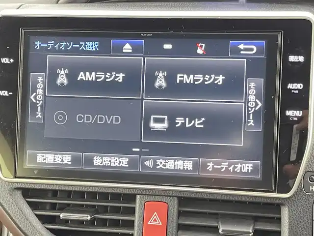 トヨタ エスクァイア ハイブリッド Gi プレミアムパッケージ 千葉県 2017(平29)年 6.2万km ホワイトパールクリスタルシャイン 禁煙車/トヨタセーフティセンス/・プリクラッシュセーフティ/・レーントレーシングアシスト/・クルーズコントロール/・オートマチックハイビーム/・レーンディパーチャーアラート/・プロアクティブドライビングアシスト/・緊急時操舵支援/両側パワースライドドア/フリップダウンモニター/純正10インチナビ/CD/DVD/Bluetooth/フルセグ/バックカメラ/クルーズコントロール/LEDオートライト/ハーフレザーシート/シートヒーター/純正15インチアルミホイール/純正フロアマット/USBポート/プッシュスタート/スマートキー