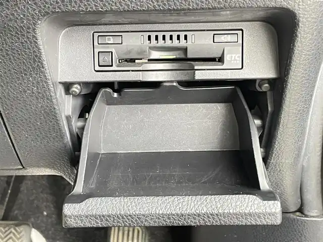 トヨタ エスクァイア ハイブリッド Gi プレミアムパッケージ 千葉県 2017(平29)年 6.2万km ホワイトパールクリスタルシャイン 禁煙車/トヨタセーフティセンス/・プリクラッシュセーフティ/・レーントレーシングアシスト/・クルーズコントロール/・オートマチックハイビーム/・レーンディパーチャーアラート/・プロアクティブドライビングアシスト/・緊急時操舵支援/両側パワースライドドア/フリップダウンモニター/純正10インチナビ/CD/DVD/Bluetooth/フルセグ/バックカメラ/クルーズコントロール/LEDオートライト/ハーフレザーシート/シートヒーター/純正15インチアルミホイール/純正フロアマット/USBポート/プッシュスタート/スマートキー