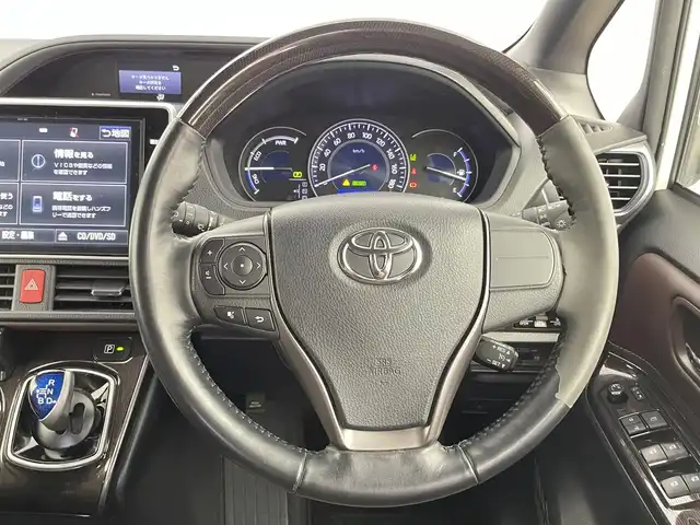 トヨタ エスクァイア ハイブリッド Gi プレミアムパッケージ 千葉県 2017(平29)年 6.2万km ホワイトパールクリスタルシャイン 禁煙車/トヨタセーフティセンス/・プリクラッシュセーフティ/・レーントレーシングアシスト/・クルーズコントロール/・オートマチックハイビーム/・レーンディパーチャーアラート/・プロアクティブドライビングアシスト/・緊急時操舵支援/両側パワースライドドア/フリップダウンモニター/純正10インチナビ/CD/DVD/Bluetooth/フルセグ/バックカメラ/クルーズコントロール/LEDオートライト/ハーフレザーシート/シートヒーター/純正15インチアルミホイール/純正フロアマット/USBポート/プッシュスタート/スマートキー