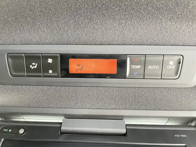 トヨタ エスクァイア ハイブリッド Gi プレミアムパッケージ 千葉県 2017(平29)年 6.2万km ホワイトパールクリスタルシャイン 禁煙車/トヨタセーフティセンス/・プリクラッシュセーフティ/・レーントレーシングアシスト/・クルーズコントロール/・オートマチックハイビーム/・レーンディパーチャーアラート/・プロアクティブドライビングアシスト/・緊急時操舵支援/両側パワースライドドア/フリップダウンモニター/純正10インチナビ/CD/DVD/Bluetooth/フルセグ/バックカメラ/クルーズコントロール/LEDオートライト/ハーフレザーシート/シートヒーター/純正15インチアルミホイール/純正フロアマット/USBポート/プッシュスタート/スマートキー