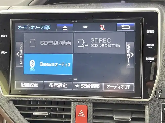 トヨタ エスクァイア ハイブリッド Gi プレミアムパッケージ 千葉県 2017(平29)年 6.2万km ホワイトパールクリスタルシャイン 禁煙車/トヨタセーフティセンス/・プリクラッシュセーフティ/・レーントレーシングアシスト/・クルーズコントロール/・オートマチックハイビーム/・レーンディパーチャーアラート/・プロアクティブドライビングアシスト/・緊急時操舵支援/両側パワースライドドア/フリップダウンモニター/純正10インチナビ/CD/DVD/Bluetooth/フルセグ/バックカメラ/クルーズコントロール/LEDオートライト/ハーフレザーシート/シートヒーター/純正15インチアルミホイール/純正フロアマット/USBポート/プッシュスタート/スマートキー