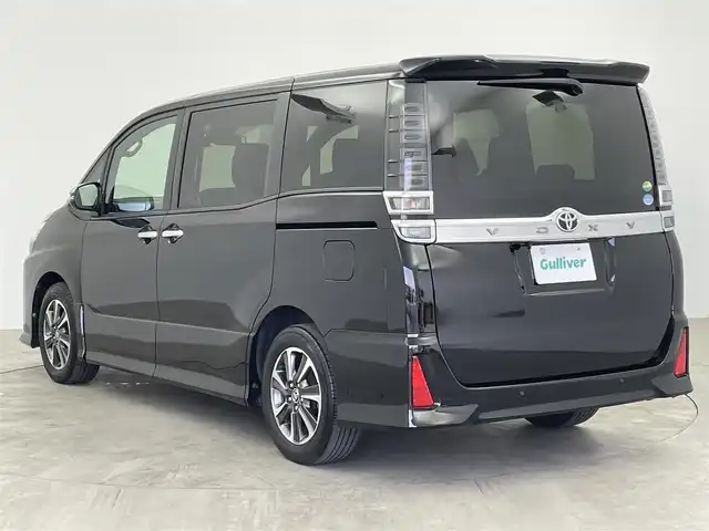 トヨタ ヴォクシー ZS 煌Ⅱ 大分県 2019(令1)年 7.4万km ブラック ワンオーナー/7人乗り/TOYOTAセーフティセンス/・プリクラッシュセーフティ/・レーンディパーチャアラート/・オートマチックハイビーム/純正10型ナビ　型式：NSZN-Z68T/・フルセグTV、DVD再生可、Bluetoorh/・USB、HDMI、AM/FM、CD/ステアリングスイッチ/バックカメラ/純正フリップダウンモニター/　型式：V12T-R68C/両側電動スライドドア/前後ドライブレコーダー/ビルトインETC2.0/革調シートカバー/社外ツィーター/アイドリングストップ/横滑り防止装置/電動格納ミラー/純正フロアマット/オートライト/LEDヘッドライト/LEDフォグ/クリアランスソナー /純正16インチアルミホイール/スペアタイヤ/保証書、取説、スペアキー有り