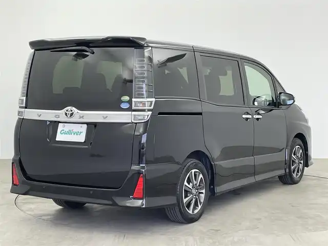 トヨタ ヴォクシー ZS 煌Ⅱ 大分県 2019(令1)年 7.4万km ブラック ワンオーナー/7人乗り/TOYOTAセーフティセンス/・プリクラッシュセーフティ/・レーンディパーチャアラート/・オートマチックハイビーム/純正10型ナビ　型式：NSZN-Z68T/・フルセグTV、DVD再生可、Bluetoorh/・USB、HDMI、AM/FM、CD/ステアリングスイッチ/バックカメラ/純正フリップダウンモニター/　型式：V12T-R68C/両側電動スライドドア/前後ドライブレコーダー/ビルトインETC2.0/革調シートカバー/社外ツィーター/アイドリングストップ/横滑り防止装置/電動格納ミラー/純正フロアマット/オートライト/LEDヘッドライト/LEDフォグ/クリアランスソナー /純正16インチアルミホイール/スペアタイヤ/保証書、取説、スペアキー有り