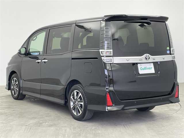トヨタ ヴォクシー ZS 煌Ⅱ 大分県 2019(令1)年 7.4万km ブラック ワンオーナー/7人乗り/TOYOTAセーフティセンス/・プリクラッシュセーフティ/・レーンディパーチャアラート/・オートマチックハイビーム/純正10型ナビ　型式：NSZN-Z68T/・フルセグTV、DVD再生可、Bluetoorh/・USB、HDMI、AM/FM、CD/ステアリングスイッチ/バックカメラ/純正フリップダウンモニター/　型式：V12T-R68C/両側電動スライドドア/前後ドライブレコーダー/ビルトインETC2.0/革調シートカバー/社外ツィーター/アイドリングストップ/横滑り防止装置/電動格納ミラー/純正フロアマット/オートライト/LEDヘッドライト/LEDフォグ/クリアランスソナー /純正16インチアルミホイール/スペアタイヤ/保証書、取説、スペアキー有り
