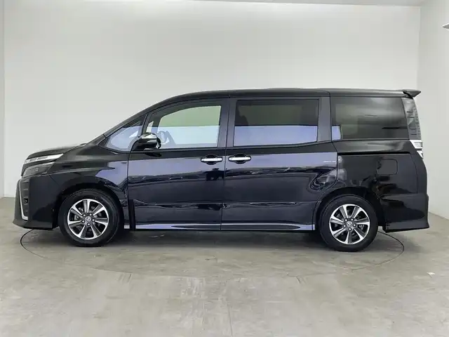 トヨタ ヴォクシー ZS 煌Ⅱ 大分県 2019(令1)年 7.4万km ブラック ワンオーナー/7人乗り/TOYOTAセーフティセンス/・プリクラッシュセーフティ/・レーンディパーチャアラート/・オートマチックハイビーム/純正10型ナビ　型式：NSZN-Z68T/・フルセグTV、DVD再生可、Bluetoorh/・USB、HDMI、AM/FM、CD/ステアリングスイッチ/バックカメラ/純正フリップダウンモニター/　型式：V12T-R68C/両側電動スライドドア/前後ドライブレコーダー/ビルトインETC2.0/革調シートカバー/社外ツィーター/アイドリングストップ/横滑り防止装置/電動格納ミラー/純正フロアマット/オートライト/LEDヘッドライト/LEDフォグ/クリアランスソナー /純正16インチアルミホイール/スペアタイヤ/保証書、取説、スペアキー有り
