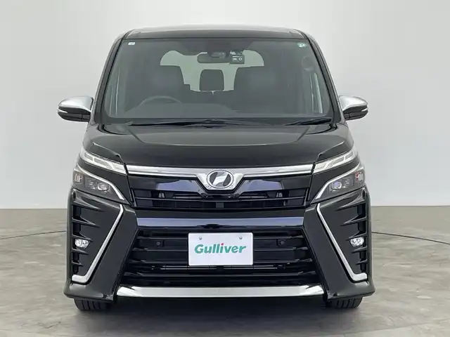 トヨタ ヴォクシー ZS 煌Ⅱ 大分県 2019(令1)年 7.4万km ブラック ワンオーナー/7人乗り/TOYOTAセーフティセンス/・プリクラッシュセーフティ/・レーンディパーチャアラート/・オートマチックハイビーム/純正10型ナビ　型式：NSZN-Z68T/・フルセグTV、DVD再生可、Bluetoorh/・USB、HDMI、AM/FM、CD/ステアリングスイッチ/バックカメラ/純正フリップダウンモニター/　型式：V12T-R68C/両側電動スライドドア/前後ドライブレコーダー/ビルトインETC2.0/革調シートカバー/社外ツィーター/アイドリングストップ/横滑り防止装置/電動格納ミラー/純正フロアマット/オートライト/LEDヘッドライト/LEDフォグ/クリアランスソナー /純正16インチアルミホイール/スペアタイヤ/保証書、取説、スペアキー有り