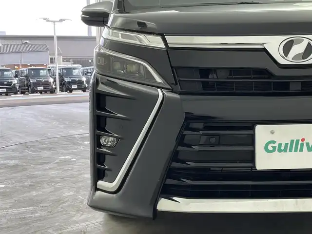 トヨタ ヴォクシー ZS 煌Ⅱ 大分県 2019(令1)年 7.4万km ブラック ワンオーナー/7人乗り/TOYOTAセーフティセンス/・プリクラッシュセーフティ/・レーンディパーチャアラート/・オートマチックハイビーム/純正10型ナビ　型式：NSZN-Z68T/・フルセグTV、DVD再生可、Bluetoorh/・USB、HDMI、AM/FM、CD/ステアリングスイッチ/バックカメラ/純正フリップダウンモニター/　型式：V12T-R68C/両側電動スライドドア/前後ドライブレコーダー/ビルトインETC2.0/革調シートカバー/社外ツィーター/アイドリングストップ/横滑り防止装置/電動格納ミラー/純正フロアマット/オートライト/LEDヘッドライト/LEDフォグ/クリアランスソナー /純正16インチアルミホイール/スペアタイヤ/保証書、取説、スペアキー有り