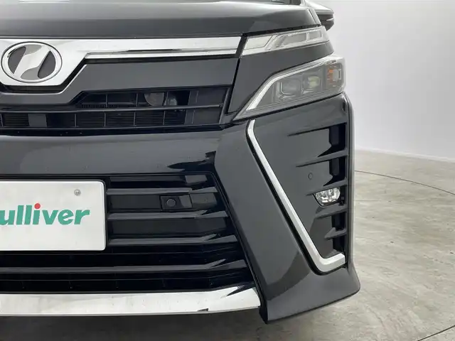 トヨタ ヴォクシー ZS 煌Ⅱ 大分県 2019(令1)年 7.4万km ブラック ワンオーナー/7人乗り/TOYOTAセーフティセンス/・プリクラッシュセーフティ/・レーンディパーチャアラート/・オートマチックハイビーム/純正10型ナビ　型式：NSZN-Z68T/・フルセグTV、DVD再生可、Bluetoorh/・USB、HDMI、AM/FM、CD/ステアリングスイッチ/バックカメラ/純正フリップダウンモニター/　型式：V12T-R68C/両側電動スライドドア/前後ドライブレコーダー/ビルトインETC2.0/革調シートカバー/社外ツィーター/アイドリングストップ/横滑り防止装置/電動格納ミラー/純正フロアマット/オートライト/LEDヘッドライト/LEDフォグ/クリアランスソナー /純正16インチアルミホイール/スペアタイヤ/保証書、取説、スペアキー有り