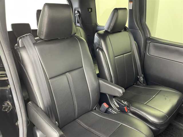 トヨタ ヴォクシー ZS 煌Ⅱ 大分県 2019(令1)年 7.4万km ブラック ワンオーナー/7人乗り/TOYOTAセーフティセンス/・プリクラッシュセーフティ/・レーンディパーチャアラート/・オートマチックハイビーム/純正10型ナビ　型式：NSZN-Z68T/・フルセグTV、DVD再生可、Bluetoorh/・USB、HDMI、AM/FM、CD/ステアリングスイッチ/バックカメラ/純正フリップダウンモニター/　型式：V12T-R68C/両側電動スライドドア/前後ドライブレコーダー/ビルトインETC2.0/革調シートカバー/社外ツィーター/アイドリングストップ/横滑り防止装置/電動格納ミラー/純正フロアマット/オートライト/LEDヘッドライト/LEDフォグ/クリアランスソナー /純正16インチアルミホイール/スペアタイヤ/保証書、取説、スペアキー有り