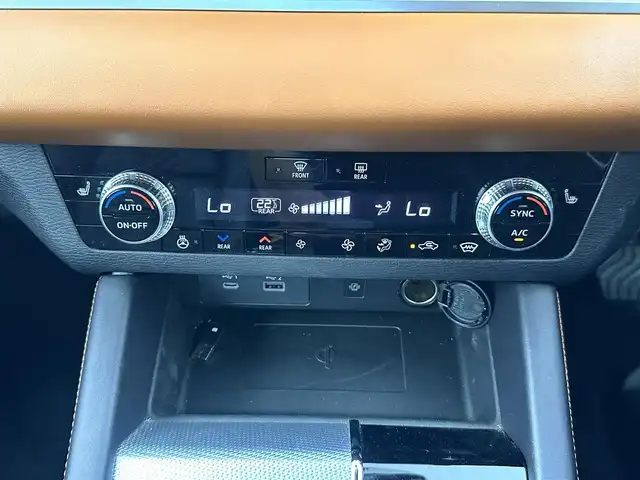 三菱 アウトランダー ＰＨＥＶ P 愛知県 2022(令4)年 3.2万km アメジストブラック/シルキーホワイト 純正ナビ/BOSEスピーカー/全方位カメラ/デジタルインナーミラー/AC1500w/シートマッサージ/メモリシート/ステアリングヒート/パワーシート/ステアリングヒート/オートホールド/ドラレコ/純正フロアマット/シートヒーター