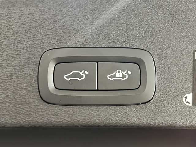 ボルボ ＸＣ４０ T4 AWD インスクリプション 新潟県 2019(平31)年 5.4万km オニキスブラックP harman/kardonサウンド/オキサイドレッドシート（Inscription　専用）/純正HDDナビ/・フルセグ/BT/AppleCarPlay/AndroidAuto/USB/360°リアビューカメラ/前後ドライブレコーダー/インテリセーフ/パークアシストパイロット/ブラインドスポットアシスト/レーンキーピングエイド/クロストラフィックアラート/アダプティブクルーズコントロール/全席シートヒーター/フロントパワーシート/パワーバックドア（ハンズフリーオープニング/クローズ機能）/純正19インチアルミホイール/LEDヘッドライト/パドルシフト/ワイヤレス充電/ETC