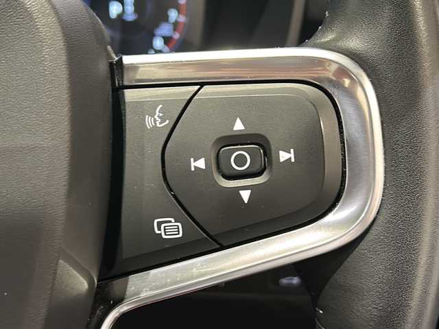 ボルボ ＸＣ４０ T4 AWD インスクリプション 新潟県 2019(平31)年 5.4万km オニキスブラックP harman/kardonサウンド/オキサイドレッドシート（Inscription　専用）/純正HDDナビ/・フルセグ/BT/AppleCarPlay/AndroidAuto/USB/360°リアビューカメラ/前後ドライブレコーダー/インテリセーフ/パークアシストパイロット/ブラインドスポットアシスト/レーンキーピングエイド/クロストラフィックアラート/アダプティブクルーズコントロール/全席シートヒーター/フロントパワーシート/パワーバックドア（ハンズフリーオープニング/クローズ機能）/純正19インチアルミホイール/LEDヘッドライト/パドルシフト/ワイヤレス充電/ETC
