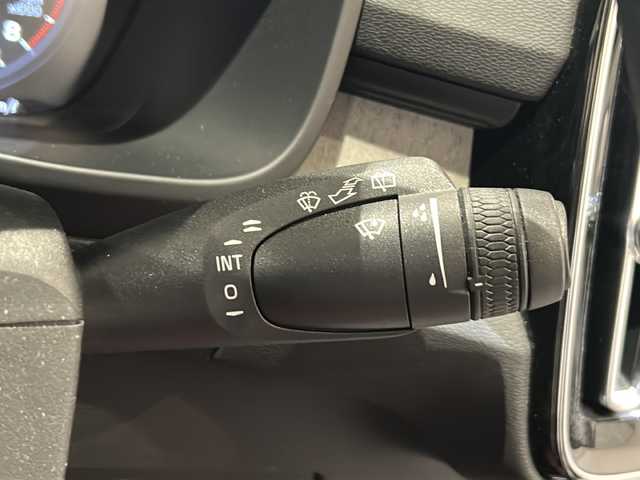 ボルボ ＸＣ４０ T4 AWD インスクリプション 新潟県 2019(平31)年 5.4万km オニキスブラックP harman/kardonサウンド/オキサイドレッドシート（Inscription　専用）/純正HDDナビ/・フルセグ/BT/AppleCarPlay/AndroidAuto/USB/360°リアビューカメラ/前後ドライブレコーダー/インテリセーフ/パークアシストパイロット/ブラインドスポットアシスト/レーンキーピングエイド/クロストラフィックアラート/アダプティブクルーズコントロール/全席シートヒーター/フロントパワーシート/パワーバックドア（ハンズフリーオープニング/クローズ機能）/純正19インチアルミホイール/LEDヘッドライト/パドルシフト/ワイヤレス充電/ETC