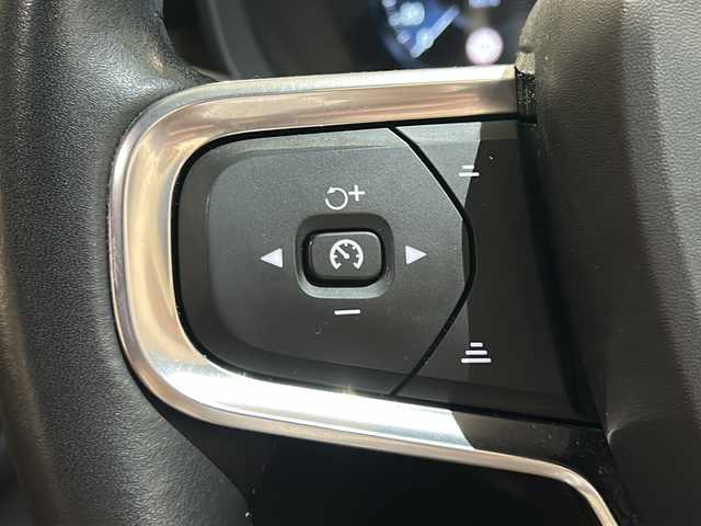 ボルボ ＸＣ４０ T4 AWD インスクリプション 新潟県 2019(平31)年 5.4万km オニキスブラックP harman/kardonサウンド/オキサイドレッドシート（Inscription　専用）/純正HDDナビ/・フルセグ/BT/AppleCarPlay/AndroidAuto/USB/360°リアビューカメラ/前後ドライブレコーダー/インテリセーフ/パークアシストパイロット/ブラインドスポットアシスト/レーンキーピングエイド/クロストラフィックアラート/アダプティブクルーズコントロール/全席シートヒーター/フロントパワーシート/パワーバックドア（ハンズフリーオープニング/クローズ機能）/純正19インチアルミホイール/LEDヘッドライト/パドルシフト/ワイヤレス充電/ETC