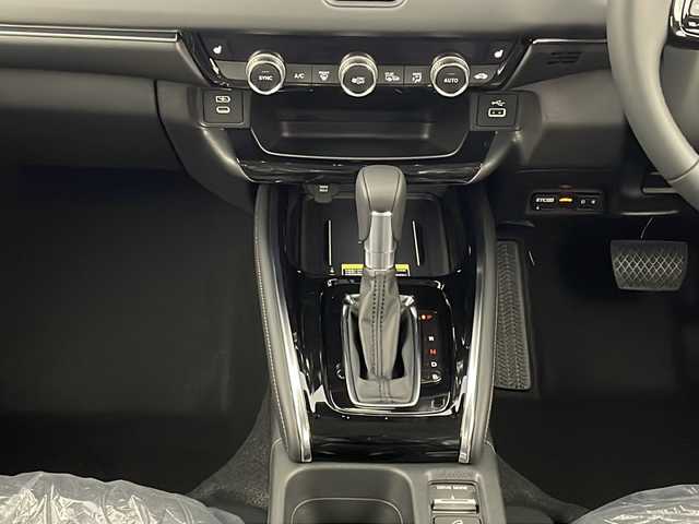 ホンダ ヴェゼル ハイブリッド e:HEV Z 新潟県 2025(令7)年 0.1万km未満 クリスタルブラックパール ４WD/ホンダセンシング/登録未使用車/ホンダコネクトディスプレイ/　　フルセグ/applecarplay/androidauto/AM/FM//　　BT/USB/バックモニター/ハンズフリーアクセスパワーバックドア/アダプティブクルーズコントロール/LEDシーケンシャルターンランプ/アダプティブドライビングビーム/ハーフレザーシート/前席シートヒーター/18インチ純正アルミホイール付/電動パーキングブレーキ/オートブレーキホールド/typeCポート/置くだけ充電/ミラーヒーター/ステアリングスイッチ/ステアリングヒーター/ブラインドスポットモニター/スペアキー/スマートキー/ETC2.0