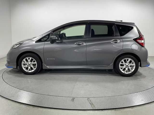 日産 ノート e－パワー X 広島県 2019(平31)年 3万km ダークメタルグレー 純正フルエアロ/純正ナビ/アラウンドビューモニター/インテリジェントルームミラー/エマージェンシーブレーキ/車線逸脱防止支援/オートハイビーム/純正15インチAW/ETC/ドライブレコーダー