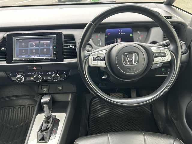 ホンダ フィット e:HEVリュクス 福島県 2020(令2)年 3.2万km ミッドナイトブルービームM 4WD/ホンダセンシング/衝突軽減ブレーキ〈CMBS〉/誤発進抑制機能/後方誤発進抑制機能/近距離衝突軽減ブレーキ/歩行者事故低減ステアリング/路外逸脱抑制機能/渋滞追従機能付アダプティブ・クルーズ・コントロール〈ACC〉/車線維持支援システム〈LKAS〉/先行車発進お知らせ機能/標識認識機能/オートハイビーム/純正ナビゲーション/型番：VXM-205Ci/【CD/SD/USB/BT】/バックカメラ/ドライブレコーダー/ビルトインETC/前席シートヒーター/ステアリングヒーター/LEDオートライト/LEDフォグランプ/純正フロアマット/ドアバイザー