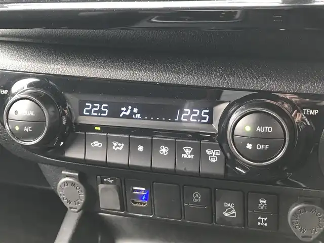 トヨタ ハイラックス Z GRスポーツ 富山県 2022(令4)年 6.1万km アティチュードブラックマイカ 4WD/純正ナビ/Bluetooth/全周囲カメラ/プリクラッシュセーフティ/コーナーセンサー/レーンキープアシスト/レーダークルーズコントロール/パワーシート/革巻きステアリング/ハーフレザーシート/プッシュスタート/スマートキー/スペアキー/LEDヘッドライト/オートライト/ETC/パドルシフト