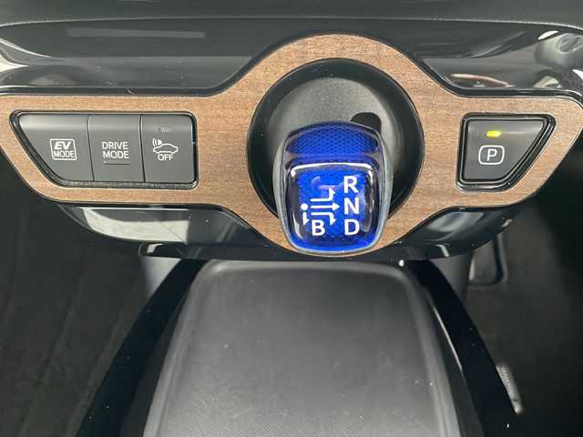 トヨタ プリウス A 千葉県 2019(平31)年 3.8万km ホワイトパールクリスタルシャイン 禁煙車/TEDエアロ/TRD18インチアルミホイール/トヨタセーフティセンス/　・レーダークルーズコントロール/　・プリクラッシュセーフティ/　・オートマチックハイビーム /　・レーンディパーチャーアラート（LDA）/　・ブラインドスポットモニター/　・コーナーセンサー /純正9インチメモリナビ/　CD/DVD/BT/フルセグTV/HUD/ビルトインETC/バックカメラ/革巻きステアリング/ステアリングスイッチ/LEDヘッドライト