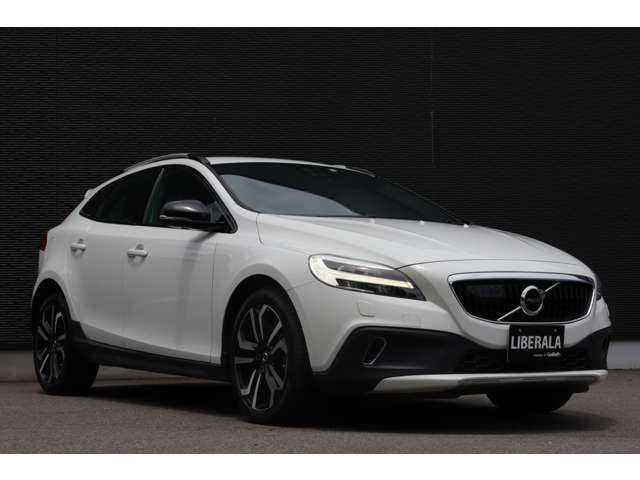 ボルボ Ｖ４０ クロスカントリー D4 ダイナミックED 大分県 2018(平30)年 3.8万km クリスタルホワイトP スペアキー1本/保証書/取扱説明書/アダクティブクルーズコントロール/ブラインドスポットインフォメーションシステム/純正ナビ/バックカメラ/Bluetooth/USB/パワーシート（D席）/純正フロアマット/純正18インチアルミホイール/オートマチックハイビーム/LED