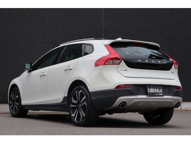 ボルボ Ｖ４０ クロスカントリー D4 ダイナミックED 大分県 2018(平30)年 3.8万km クリスタルホワイトP スペアキー1本/保証書/取扱説明書/アダクティブクルーズコントロール/ブラインドスポットインフォメーションシステム/純正ナビ/バックカメラ/Bluetooth/USB/パワーシート（D席）/純正フロアマット/純正18インチアルミホイール/オートマチックハイビーム/LED