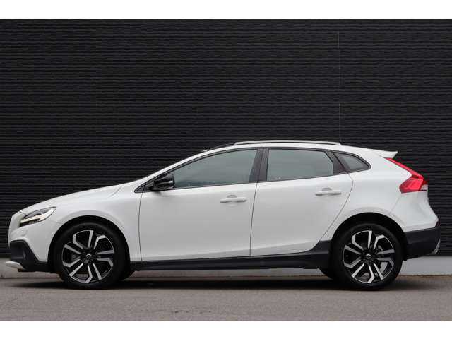 ボルボ Ｖ４０ クロスカントリー D4 ダイナミックED 大分県 2018(平30)年 3.8万km クリスタルホワイトP スペアキー1本/保証書/取扱説明書/アダクティブクルーズコントロール/ブラインドスポットインフォメーションシステム/純正ナビ/バックカメラ/Bluetooth/USB/パワーシート（D席）/純正フロアマット/純正18インチアルミホイール/オートマチックハイビーム/LED