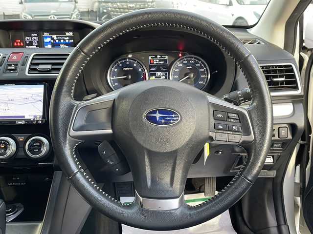 スバル インプレッサ スポーツ 2．0i アイサイト 茨城県 2015(平27)年 3.8万km クリスタルホワイトP (株)IDOMが運営する【じしゃロン水戸店】の自社ローン専用車両になりますこちらは現金またはオートローンご利用時の価格です。自社ローンご希望の方は別途その旨お申付け下さい/ワンオーナー/純正メモリナビ（フルセグ/BT/CD/DVD/FM/AM）/バックカメラ　ETC/アイサイト　Ver3/・クルーズコントロール/・車線逸脱抑制機能/・プリクラッシュブレーキ/パドルシフト/スマートキー×２/純正１６インチアルミ