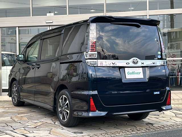 トヨタ ヴォクシー ZS 静岡県 2017(平29)年 6.9万km ブラッキッシュアゲハガラスフレーク アルパインナビ/・TV/・CD/DVD/・SD/・FM/AM/・USB/・HDMI/・Bluetooth/主要装備/・フリップダウンモニター/・セーフティセンス/・クルーズコントロール/・片側パワースライドドア/・車線逸脱警報/・オートハイビーム/・フォグランプ/・アイドリングストップ/・リアクーラー/・ＭＴモード付ＡＴ/・ＥＴＣ