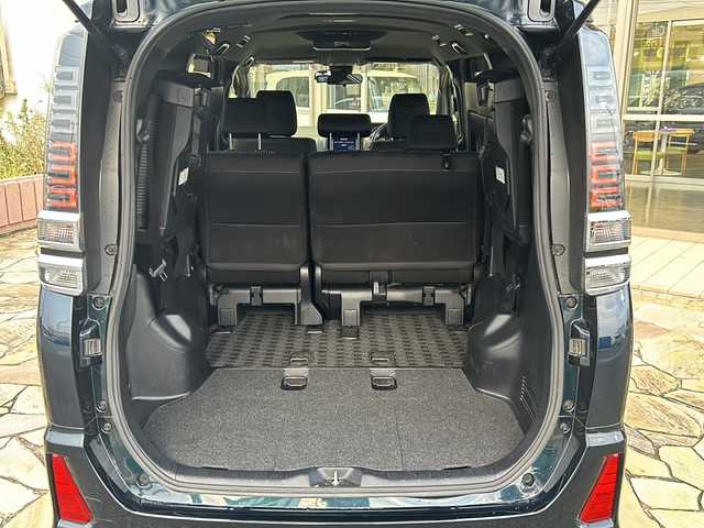 トヨタ ヴォクシー ZS 静岡県 2017(平29)年 6.9万km ブラッキッシュアゲハガラスフレーク アルパインナビ/・TV/・CD/DVD/・SD/・FM/AM/・USB/・HDMI/・Bluetooth/主要装備/・フリップダウンモニター/・セーフティセンス/・クルーズコントロール/・片側パワースライドドア/・車線逸脱警報/・オートハイビーム/・フォグランプ/・アイドリングストップ/・リアクーラー/・ＭＴモード付ＡＴ/・ＥＴＣ