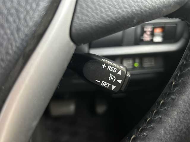トヨタ ヴォクシー ZS 静岡県 2017(平29)年 6.9万km ブラッキッシュアゲハガラスフレーク アルパインナビ/・TV/・CD/DVD/・SD/・FM/AM/・USB/・HDMI/・Bluetooth/主要装備/・フリップダウンモニター/・セーフティセンス/・クルーズコントロール/・片側パワースライドドア/・車線逸脱警報/・オートハイビーム/・フォグランプ/・アイドリングストップ/・リアクーラー/・ＭＴモード付ＡＴ/・ＥＴＣ