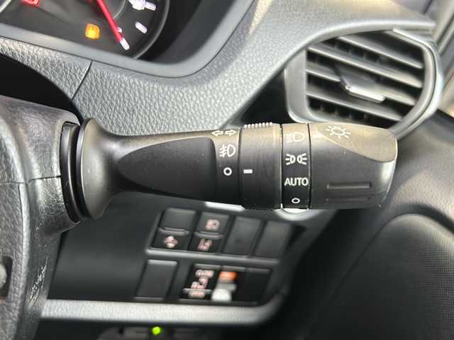 トヨタ ヴォクシー ZS 静岡県 2017(平29)年 6.9万km ブラッキッシュアゲハガラスフレーク アルパインナビ/・TV/・CD/DVD/・SD/・FM/AM/・USB/・HDMI/・Bluetooth/主要装備/・フリップダウンモニター/・セーフティセンス/・クルーズコントロール/・片側パワースライドドア/・車線逸脱警報/・オートハイビーム/・フォグランプ/・アイドリングストップ/・リアクーラー/・ＭＴモード付ＡＴ/・ＥＴＣ