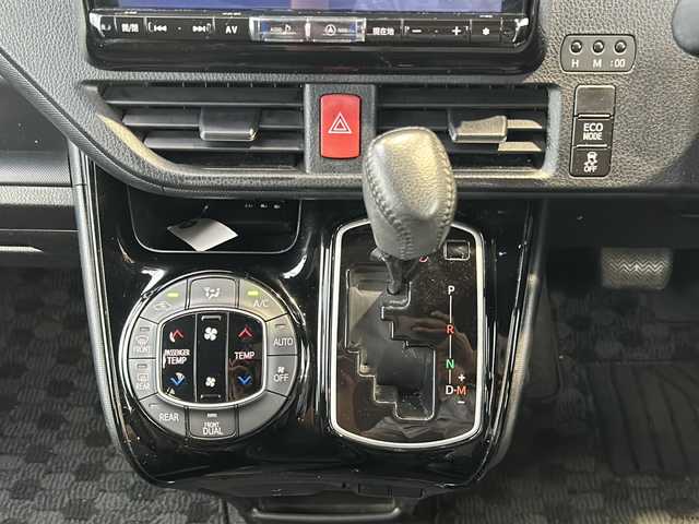 トヨタ ヴォクシー ZS 静岡県 2017(平29)年 6.9万km ブラッキッシュアゲハガラスフレーク アルパインナビ/・TV/・CD/DVD/・SD/・FM/AM/・USB/・HDMI/・Bluetooth/主要装備/・フリップダウンモニター/・セーフティセンス/・クルーズコントロール/・片側パワースライドドア/・車線逸脱警報/・オートハイビーム/・フォグランプ/・アイドリングストップ/・リアクーラー/・ＭＴモード付ＡＴ/・ＥＴＣ