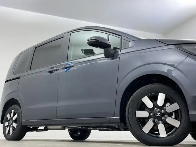 ホンダ フリード ハイブリット e:HEV AIR EX 新潟県 2025(令7)年 0.1千km メテオロイドグレーメタリック 4WD/純正9インチメモリナビ【LXM-242ZFNI】/　フルセTV/Bluetooth/AppleCarPlay/AndroidAuto/ブラインドスポットインフォメーション/踏み間違い衝突軽減システム/レーダークルーズコントロール/衝突被害軽減ブレーキ/レーンキープアシスト/前後コーナーセンサー/両側パワースライドドア/前席シートヒーター/バックモニター/リアクーラー/横滑り防止装置/LEDヘッドライト/オートマチックハイビーム/オートライト/レザーステアリング/ステアリングスイッチ/禁煙車