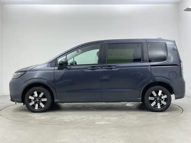 ホンダ フリード ハイブリット e:HEV AIR EX 新潟県 2025(令7)年 0.1千km メテオロイドグレーメタリック 4WD/純正9インチメモリナビ【LXM-242ZFNI】/　フルセTV/Bluetooth/AppleCarPlay/AndroidAuto/ブラインドスポットインフォメーション/踏み間違い衝突軽減システム/レーダークルーズコントロール/衝突被害軽減ブレーキ/レーンキープアシスト/前後コーナーセンサー/両側パワースライドドア/前席シートヒーター/バックモニター/リアクーラー/横滑り防止装置/LEDヘッドライト/オートマチックハイビーム/オートライト/レザーステアリング/ステアリングスイッチ/禁煙車