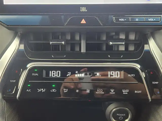 トヨタ ハリアー ＰＨＥＶ Z 愛知県 2023(令5)年 1.5万km プラチナホワイトパールマイカ 12.3型JBLナビ/(フルセグ、Bluetooth、AppleCarplay)/全方位カメラ/BSM/HUD/置くだけ充電/デジタルインナーミラー/4WD/ETC2.0/ドラレコ前後/パワーシート（D+N)/シートヒーター、エアシート（D+N）/ハンドルヒーター/電子パーキング/衝突軽減ブレーキ/レーンキープアシスト/オートハイビーム/オートホールド/LEDヘッドライト/フォグライト/純正19インチAW/純正フロアマット/コーナーセンサー前後/オートライト/スマートキー