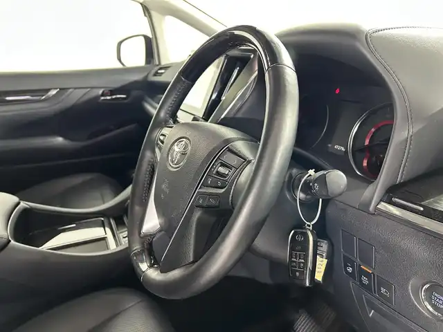 トヨタ アルファード S Cパッケージ 佐賀県 2020(令2)年 4.8万km ホワイトパールクリスタルシャイン 純正９型ディスプレイオーディオ/（フルセグTV/Bluetooth/MiraCast/AM/FM）/ナビげーションシステム/ツインムーンルーフ/デジタルインナーミラー/衝突軽減システム/レーンアシスト/コーナーセンサー/ブラインドスポットモニター/アクティブクルーズコントロール/両側パワースライドドア/前後ドライブレコーダー/MT付きAT/純正18インチアルミホイール/LEDヘッドライト/オートライト/オートハイビーム/レザーシート/１・２列目パワーシート/前席シートヒーター/シートクーラー/運転席シートメモリ/ベンチレーションシート/２列目オットマン/２列目ウォークスルー/スマートキー/スペアキー×１/ハンドルヒーター/ドアバイザー/サンシェード/アンダーミラー/フロアマット/電動パーキングホールド/オートホールド/標識検知システム/盗難防止装置/横滑り防止装置