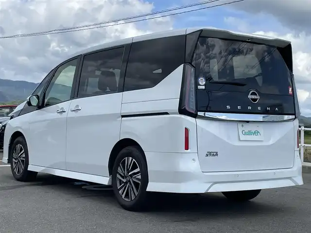 日産 セレナ ハイウェイスター V 佐賀県 2023(令5)年 3.9万km プリズムホワイト 社外7型ナビゲーション「AVN-LBS01」/・AM/FM/BT//・インテリジェントアラウンドビューモニター/両側パワースライドドア/前方ドライブレコーダー/インテリジェントルームミラー/USB入力端子/プロパイロット/アダプティブLEDヘッドライト/純正16インチアルミホイール/スマートキー/新車保証書/取扱説明書/スペアキー1本/インテリジェントセーフティー/・インテリジェント エマージェンシーブレーキ（自動ブレーキ）/・インテリジェント クルーズコントロール（追従型クルコン）/・車線逸脱警報（LDW）＆ 車線逸脱防止支援（LDP）/・ブラインドスポット警報（BSW）/・後側方衝突防止支援システム（BSI）/・後退時車両検知（RCTA）/・踏み間違い衝突防止アシスト/・標識検知機能