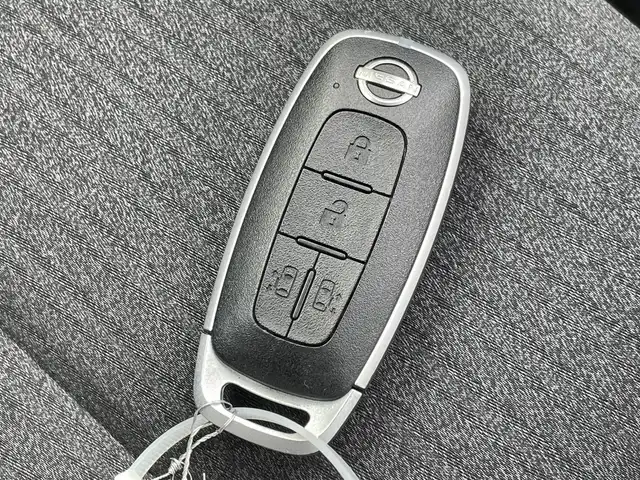 日産 セレナ ハイウェイスター V 佐賀県 2023(令5)年 3.9万km プリズムホワイト 社外7型ナビゲーション「AVN-LBS01」/・AM/FM/BT//・インテリジェントアラウンドビューモニター/両側パワースライドドア/前方ドライブレコーダー/インテリジェントルームミラー/USB入力端子/プロパイロット/アダプティブLEDヘッドライト/純正16インチアルミホイール/スマートキー/新車保証書/取扱説明書/スペアキー1本/インテリジェントセーフティー/・インテリジェント エマージェンシーブレーキ（自動ブレーキ）/・インテリジェント クルーズコントロール（追従型クルコン）/・車線逸脱警報（LDW）＆ 車線逸脱防止支援（LDP）/・ブラインドスポット警報（BSW）/・後側方衝突防止支援システム（BSI）/・後退時車両検知（RCTA）/・踏み間違い衝突防止アシスト/・標識検知機能