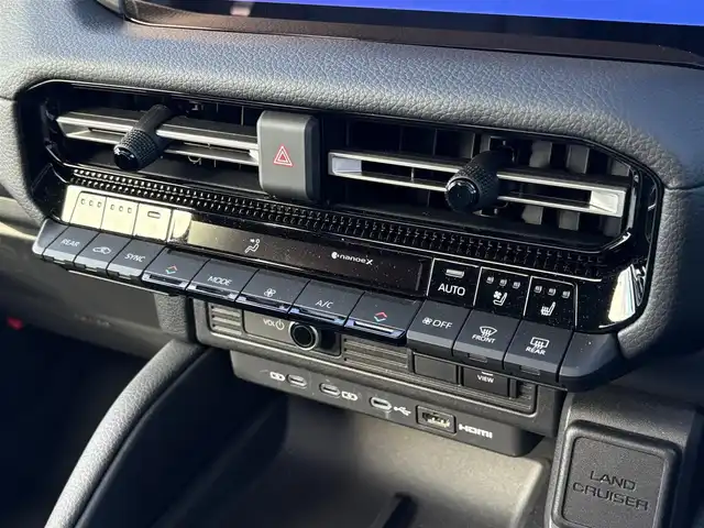 トヨタ ランドクルーザー ２５０ VX 大分県 2025(令7)年 0.5万km プラチナホワイトパールマイカ ・ナビ(HDMI/USB/Miracast/BT)/・フルセグテレビ/・全方位カメラ/・サンルーフ/・プリクラッシュセーフティ/・レーンキープアシスト/・ブラインドスポットモニター/・レーダークルーズコントロール/・ETC 2.0/・コーナーセンサー/・パワーシート/・シートヒーター/・シートクーラー/・ステアリングリモコン/・ステアリングヒーター/・デジタルインナーミラー/・MTモード付きAT/・ブレーキホールド/・電動リアゲート/・純正アルミホイール