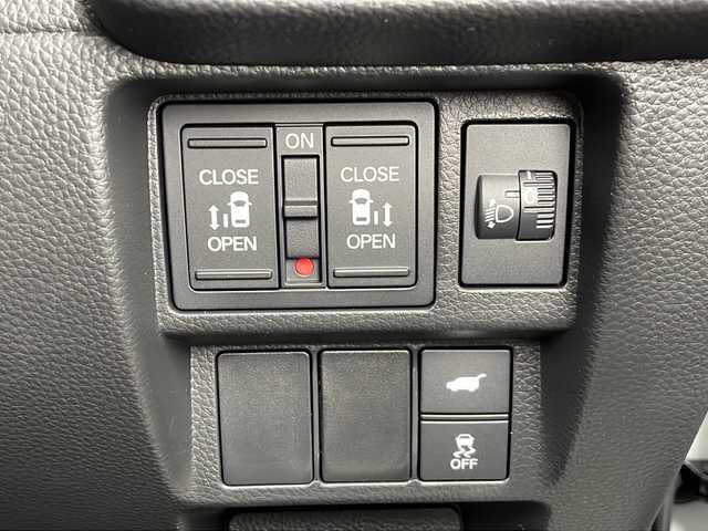 ホンダ ステップワゴン スパーダ eHEV 静岡県 2025(令7)年 0.1千km プラチナホワイトパール 純正メモリナビ/・CD/・DVD/・フルセグＴＶ/・Bluetooth/・USB/・HDMI/・AM/・FM/主要装備/・両側パワスラ/・後席モニター/・衝突軽減/・レーンキープ/・追従クルコン/・BSM/・コーナーセンサー前後/・バックカメラ/・パワーバックドア/・ハーフレザーシート/・シートヒーターD/N席/・パドルシフト/・ステリモ/・電動パーキングブレーキ/・オートホールド/・LEDヘッドライト/・オートライト/・オートハイビーム/・フォグランプ/・純正アルミホイール